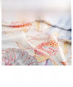 Détail d'une écharpe en soie avec imprimé lotus élégant et texture nacrée douce