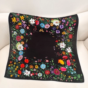 Eleganter schwarzer Seidenschal mit bunten Blumenmustern und Wellenkante für Damen