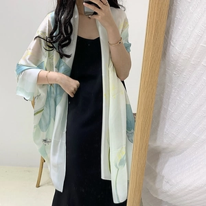 Détail d'un élégant cardigan kimono en mousseline légère avec imprimé floral pour le soleil