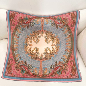 Quadratisches Seidentuch mit Paisley- und Blumenmuster in Korallenrot und Seeblau