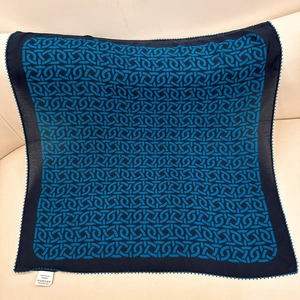 Premium Seidenschal mit blauen geometrischen Kettenmustern und Spitzenkanten