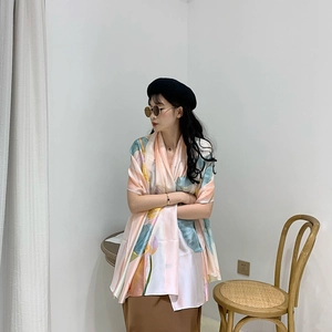 Vue détaillée d'une écharpe longue en imitation soie avec motif floral de lotus élégant