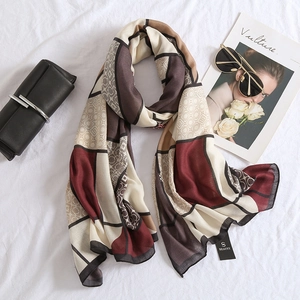 Sciarpa scozzese invernale con blocchi geometrici bordeaux e marroni, elegante scialle