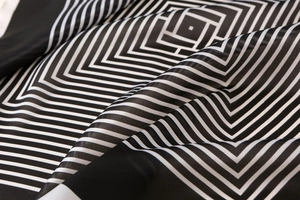 Gros plan sur la texture du foulard à rayures géométriques noires et blanches