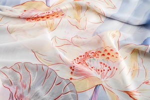 Détail macro du tissu en soie avec imprimé lotus et rayures bleues montrant la texture