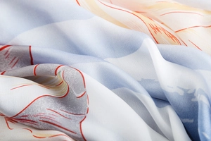 Vue détaillée du tissu en soie avec des motifs floraux abstraits bleu clair et élégants