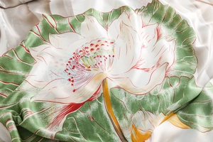 Détail d'un foulard en imitation soie avec imprimé lotus élégant et texture lisse