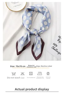 Détail du foulard à pois bleus 70x70cm montrant l'ourlet à la machine et conseils d'entretien