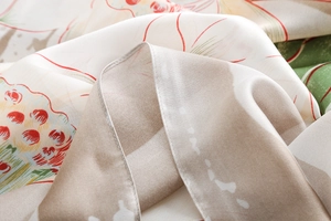 Gros plan sur un foulard en soie élégant avec motifs de lotus et ourlet roulé fin
