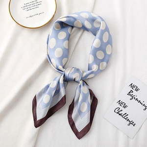 Élégant foulard en soie bleu clair à pois blancs avec bordure marron pour femme