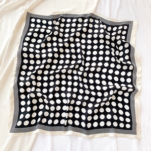 Carré de soie à pois pour femme avec bordure rayée en noir et blanc élégant classique