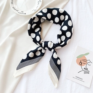 Foulard en soie à pois avec bordure rayée, accessoire élégant et minimaliste femme