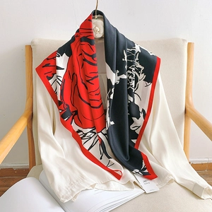 Élégant foulard en soie à motif de roses rouges drapé sur une chemise blanche
