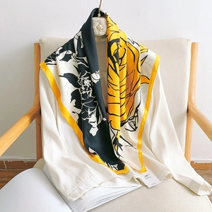 Vue détaillée d'un foulard carré en soie élégant avec imprimé rose jaune sur chemise