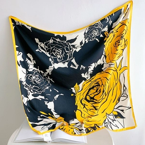 Grand foulard élégant en soie sergée avec imprimé floral de roses et bordures jaunes