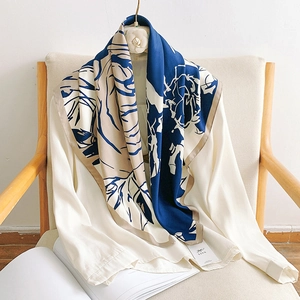 Carré de Soie Élégant en Satin Sergé à Imprimé Roses pour Femmes Artistique Floral Grand Foulard Châle Wrap Mode Écharpe Décorative
