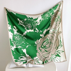 Élégant foulard en soie sergé vert et beige avec de grands motifs de roses pour femme