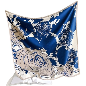 Carré de soie sergé élégant avec motif rose rose en bleu roi et beige pour femme