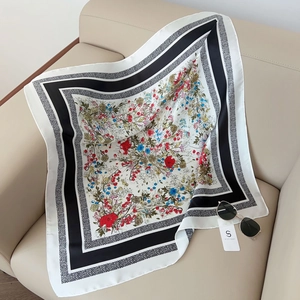 Carré de soie floral avec bordures rayées sur canapé pour un style quotidien élégant et chic