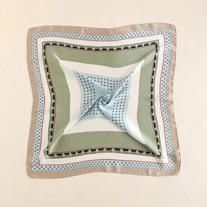 Sciarpa in raso 70cm con eleganti motivi geometrici in verde menta e blu patchwork