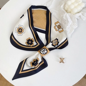 Dettaglio ravvicinato dell'elegante foulard in seta con stampa floreale e fibbia
