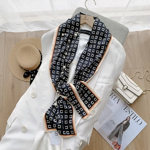 Élégant foulard en satin de soie rayé bleu marine et orange sur un blazer blanc