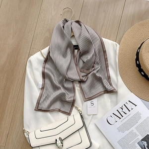 Élégant foulard en satin rayé sur blazer blanc avec accessoires de mode luxe