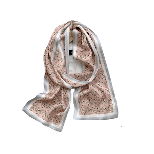 Roze en witte satijnen sjaal met vintage paardenbitprint en elegant gesp-ontwerp voor dames