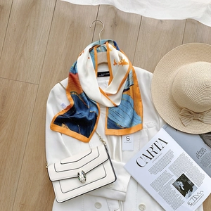 Sciarpa in seta stile pittura a olio vintage con motivo di uccelli su un blazer bianco
