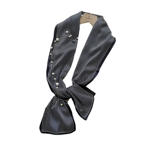 Élégant foulard en satin à rayures noires et blanches avec perles et breloque trèfle