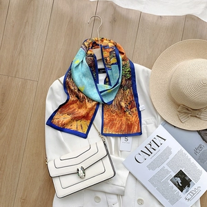 Dettaglio di un foulard in seta stile pittura a olio con motivo a stelle su blazer