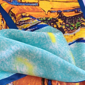 Dettaglio di una sciarpa di seta vintage francese con motivo a olio e finitura satinata