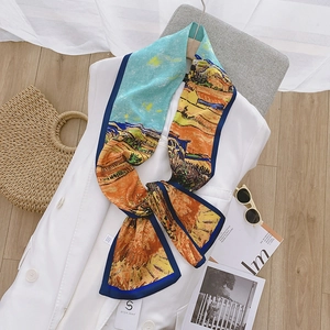 Sciarpa di seta vintage stile pittura a olio su una giacca bianca elegante