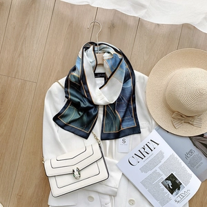 Dettaglio di un foulard in seta stile pittura a olio con blazer bianco e borsa di lusso