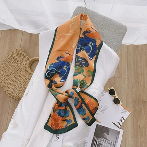 Sciarpa in seta vintage francese con motivo a nuvole su un blazer bianco
