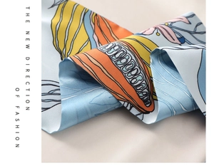 Nahaufnahme von Satin-Seidenschal mit Blumenmuster zeigt Textur und eleganten Fall