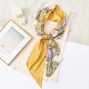 Detailaufnahme des langen floralen Seidenschals mit botanischem Print auf Top