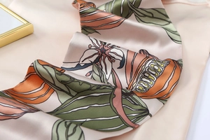 Detailaufnahme eines Halstuchs mit Blumenmuster und glatter Textur aus Kunstseide