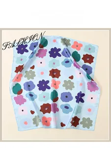 Detalle de pañuelo satinado con estampados florales de pintura al óleo y bordes finos