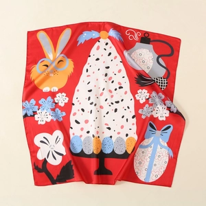 Détail d'un foulard en satin rouge avec motif de lapin et fleurs sur un tissu lisse et doux