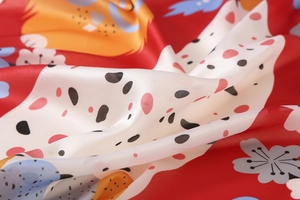 Vue macro détaillée du foulard en soie lapin avec pois rouges et imprimé floral