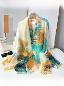 Détail d'un foulard en soie léger avec imprimé paysage à l'huile pour protection solaire
