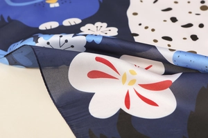 Gros plan de foulard en satin de soie avec lapin de dessin animé et motifs floraux