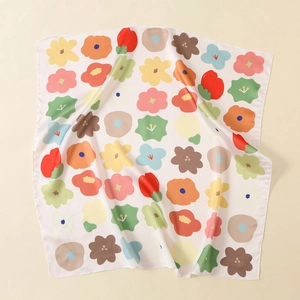 Elegante pañuelo cuadrado de satén con motivos florale de colores sobre blanco