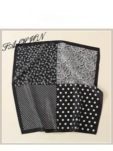 Dettaglio di un foulard quadrato setoso con pois neri e bianchi e motivi paisley classici
