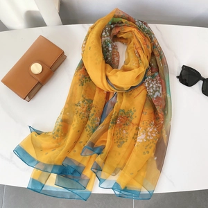 Châle d'été fin en mousseline avec motifs aquarelle abstraits sur fond jaune vif