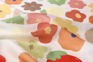 Primer plano de pañuelo de satén con estampado floral y textura suave y sedosa