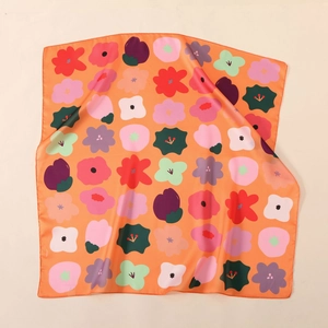 Elegante pañuelo cuadrado de satén naranja con coloridos motivos florales geométricos