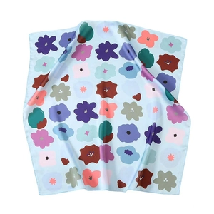 Pañuelo cuadrado de satén azul claro con estampado floral abstracto y textura de seda