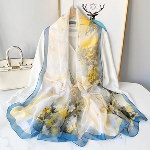 Vue détaillée d'une écharpe légère avec imprimé marguerites et motifs artistiques jaunes